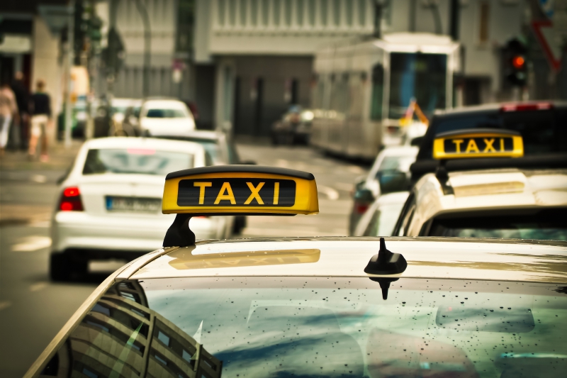 taxis-SOLLIES TOUCAS-min_road-traffic-car-glass-driving-city-583084-pxhere.com