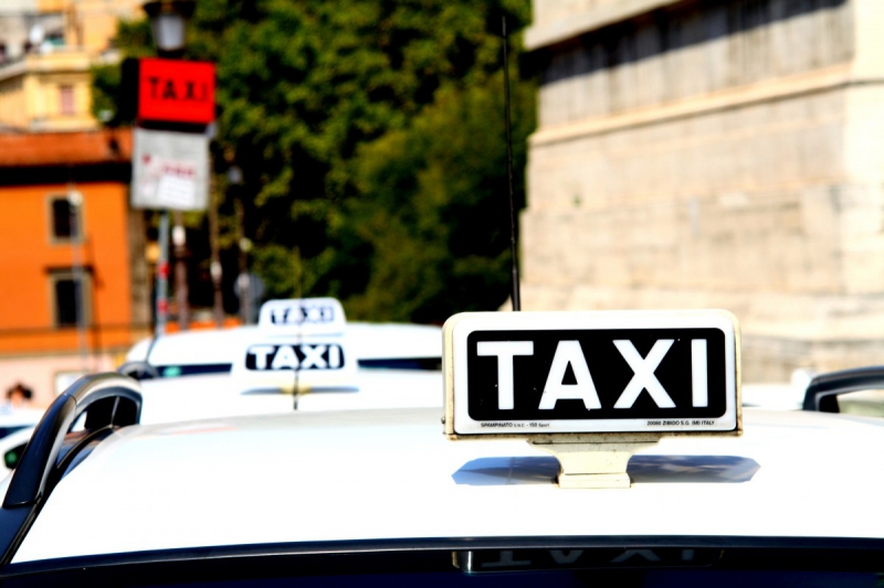 taxis-SOLLIES TOUCAS-min_taxi_auto_rome_road_white-1051610